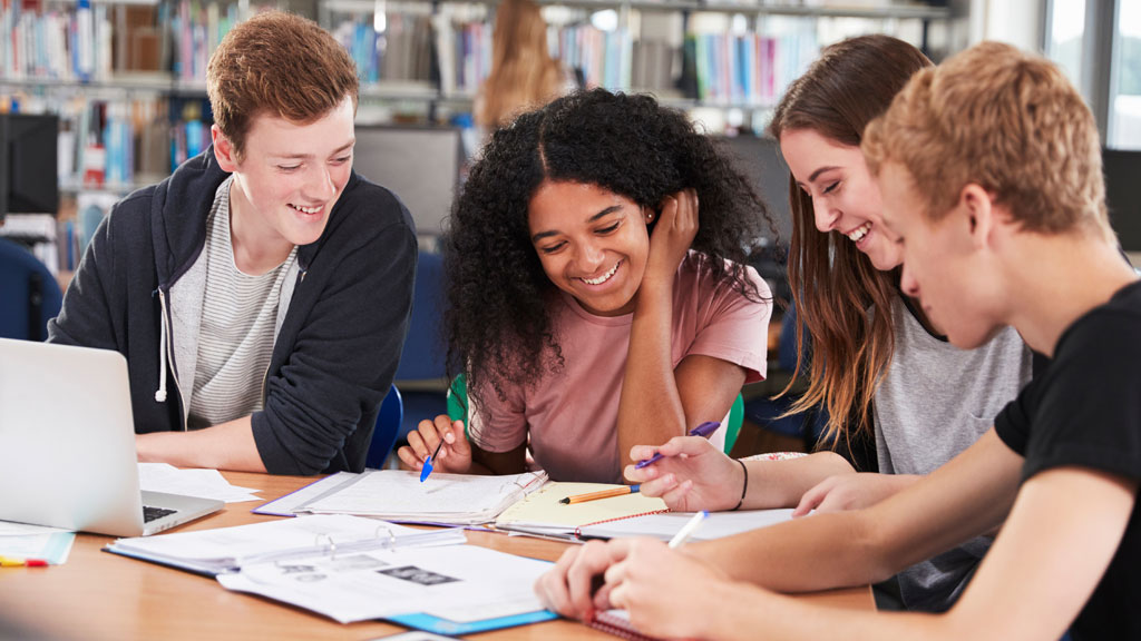 Étudiants français en session de travail collaboratif prépa PASS